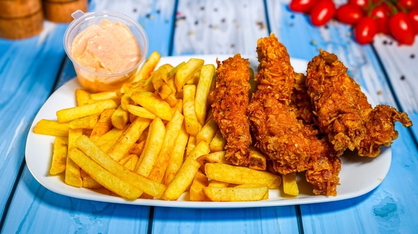 Meniul Crispy: pui crocant, cartofi prăjiți și salată proaspătă pentru orice poftă!